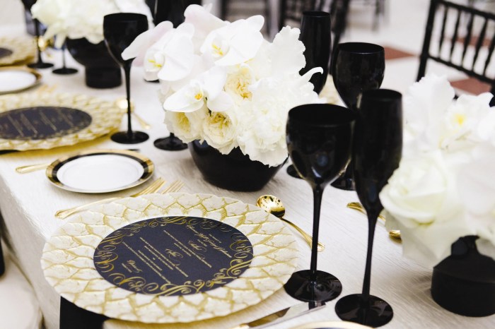 Black and Gold Table Decor Ideas