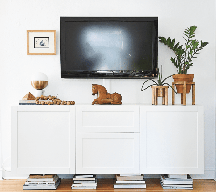 Tv console table decor