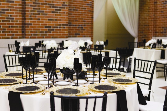 Black and White Table Decor Ideas