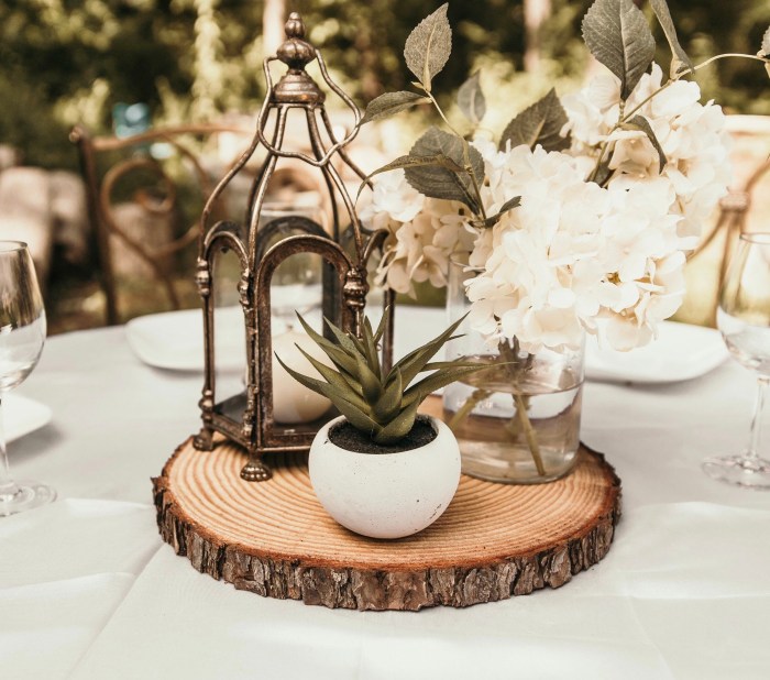 Round wedding table decor