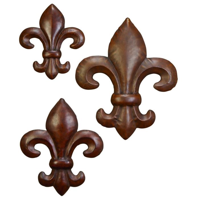 Metal fleur de lis wall decor